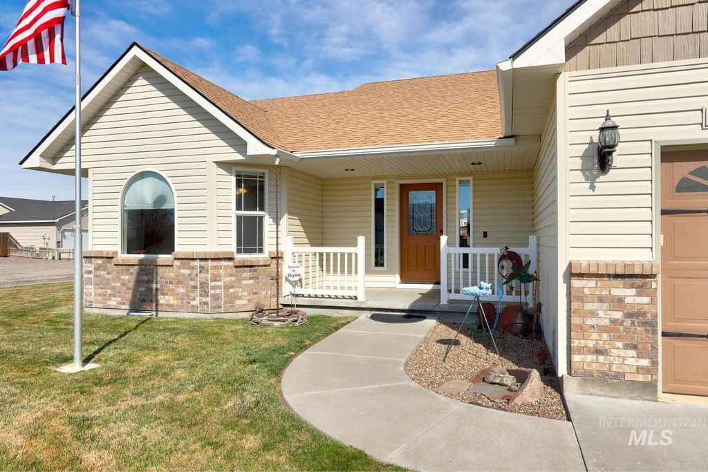 Photo of 1300 NW Pintail St, Mountain Home, ID 83647 (MLS # 98977698)