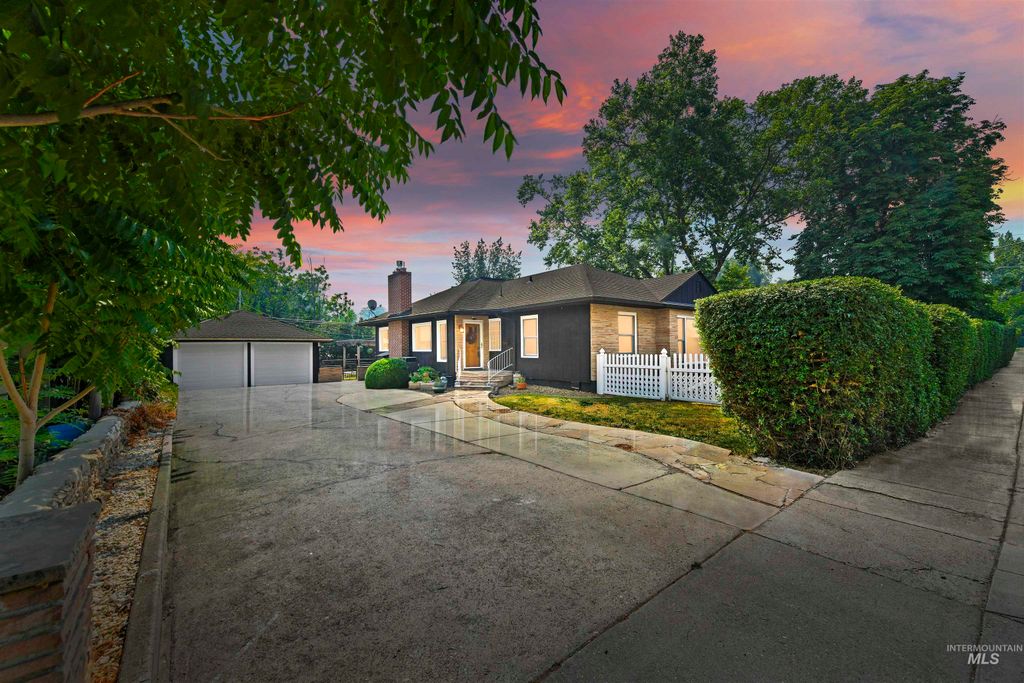 Photo of 1521 Idaho Avenue, Caldwell, ID 83605 (MLS # 98978902)