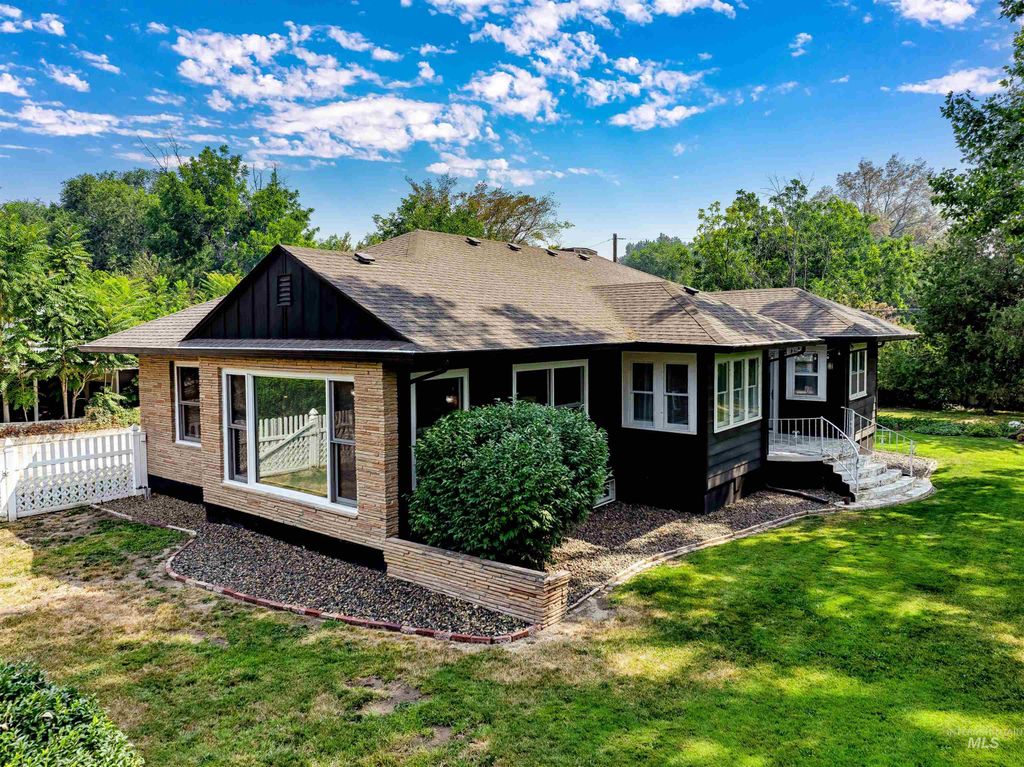 Photo of 1521 Idaho Avenue, Caldwell, ID 83605 (MLS # 98978902)