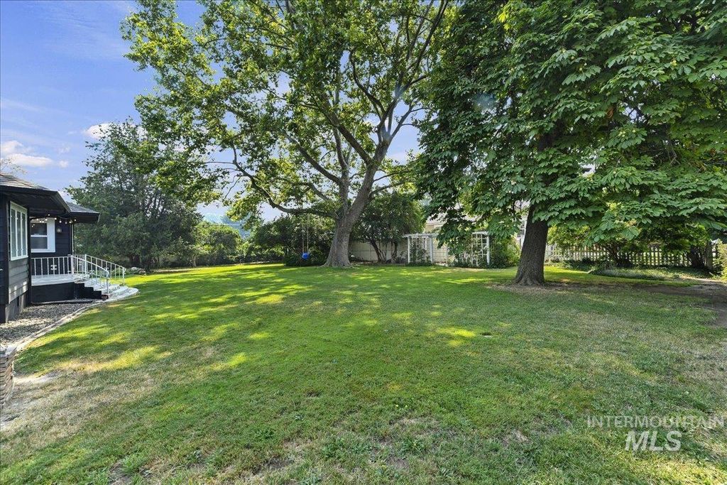 Photo of 1521 Idaho Avenue, Caldwell, ID 83605 (MLS # 98978902)