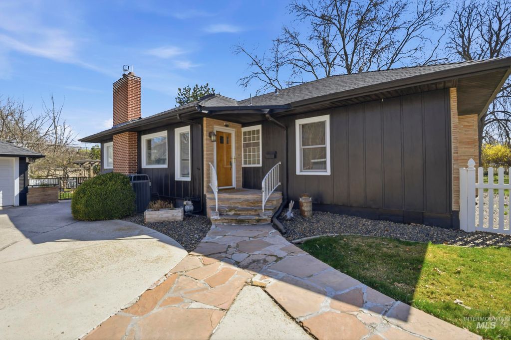 Photo of 1521 Idaho Avenue, Caldwell, ID 83605 (MLS # 98978902)