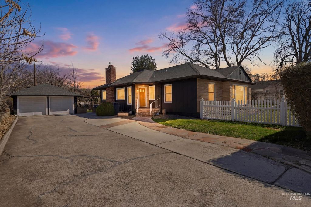 Photo of 1521 Idaho Avenue, Caldwell, ID 83605 (MLS # 98978902)