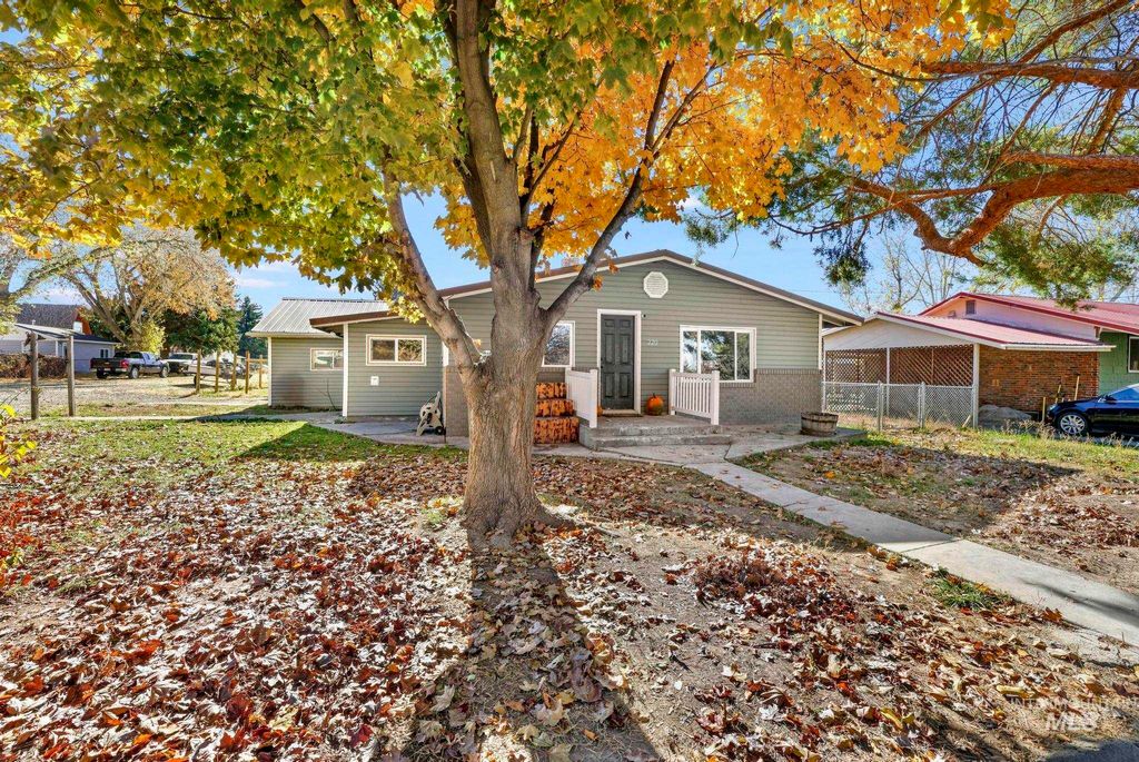 Photo of 220 Maple Ave W, Hansen, ID 83334 (MLS # 98966593)