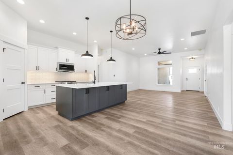 Photo of 821 23rd Ave E AVE, Jerome, ID 83338 (MLS # 98978428)