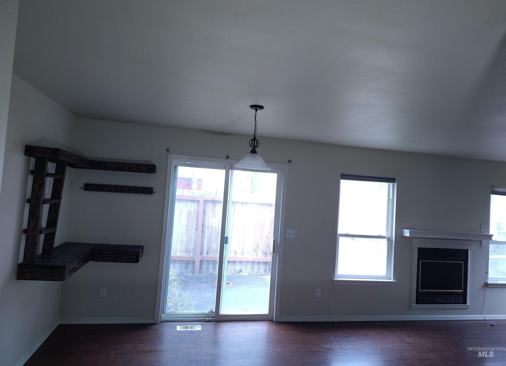 Photo of 865 Tumbleweed Ave, Mountain Home, ID 83647 (MLS # 98974884)