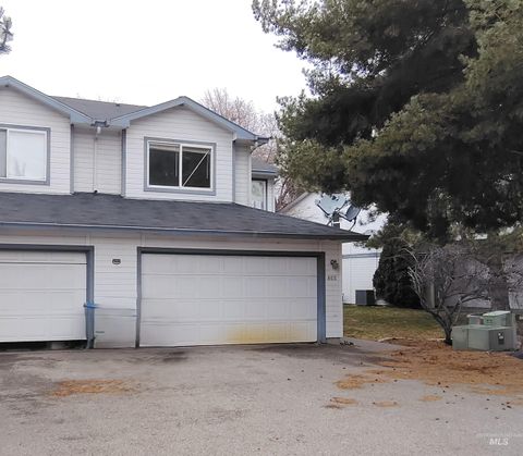 Photo of 865 Tumbleweed Ave, Mountain Home, ID 83647 (MLS # 98974884)