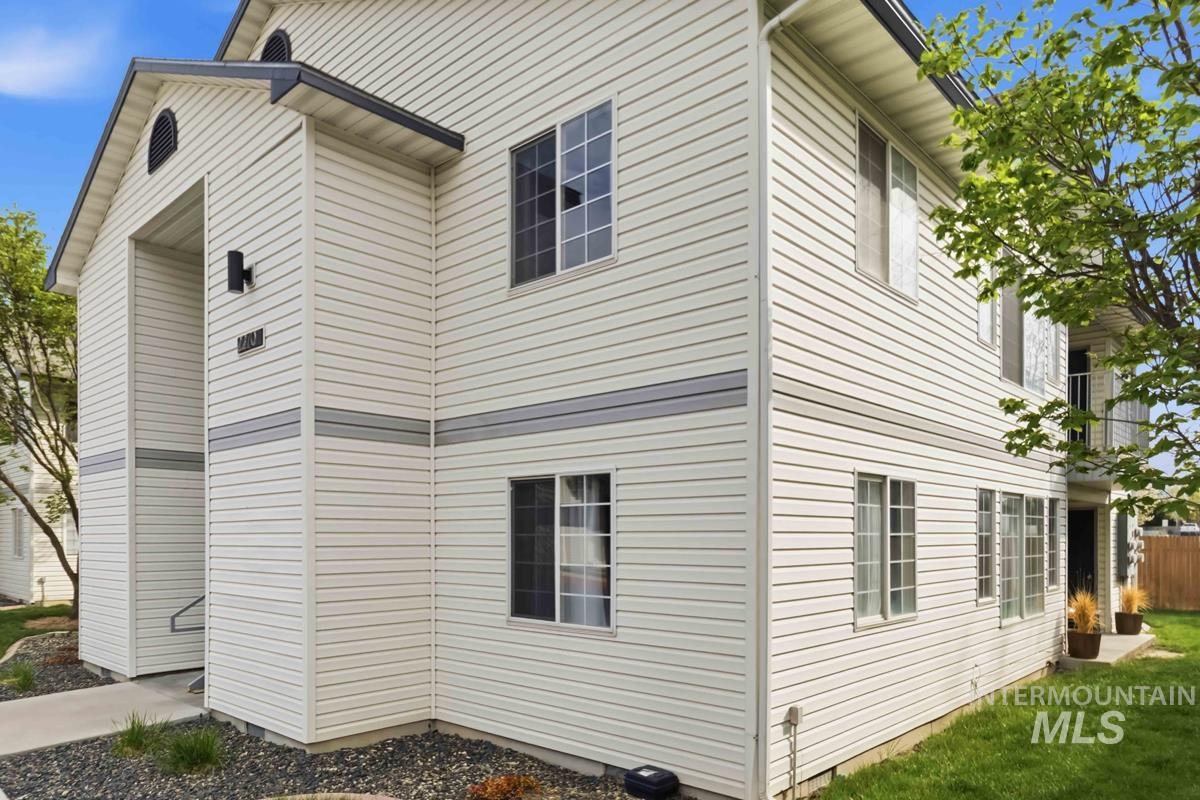 2270 S Challenger Lane