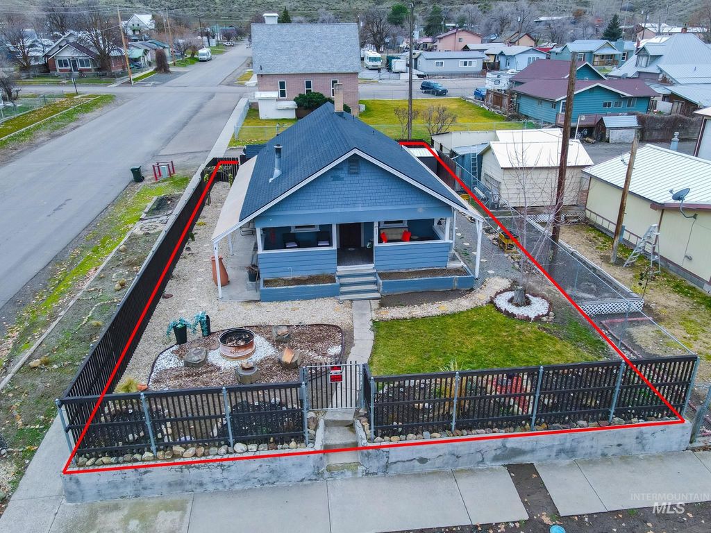 Photo of 90 E Jefferson St, Huntington, OR 97907 (MLS # 98974686)