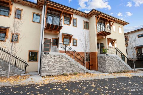 429 E Water Pocket Ln Garden City ID 83714