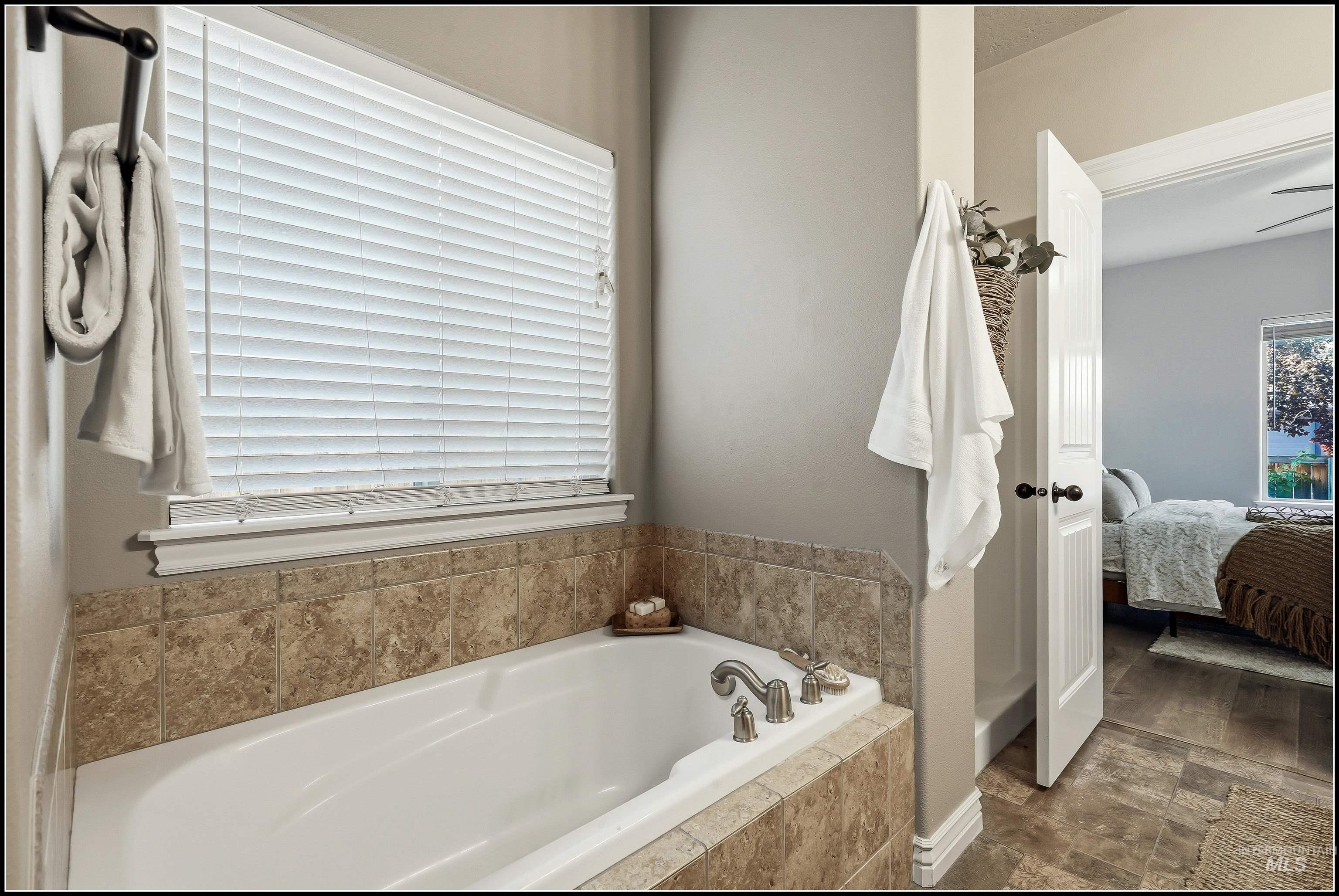5 Pc. Master Bathroom - Soaker Tub
