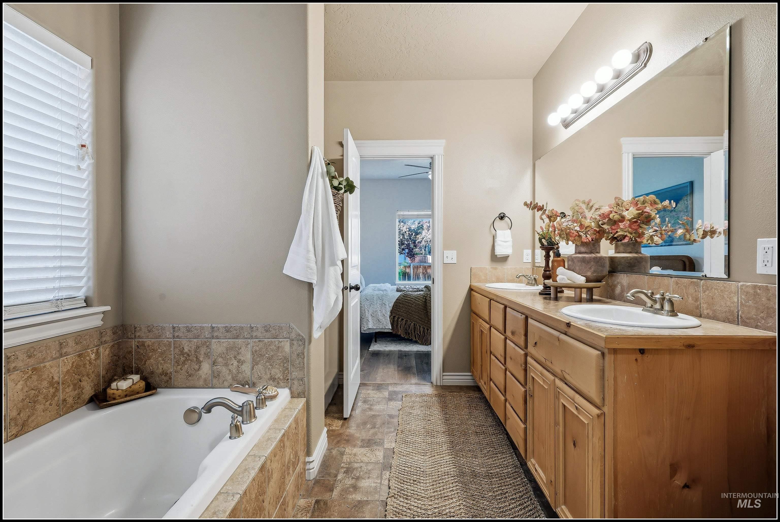 5 Pc. Master Bathroom - Dual vanities & Soaker Tub