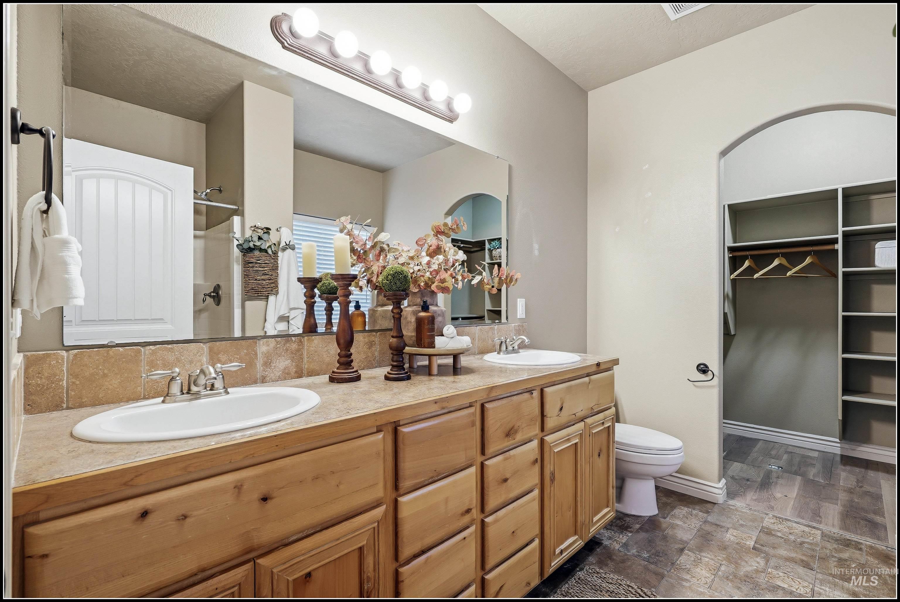 5 Pc. Master Bathroom - Dual vanities