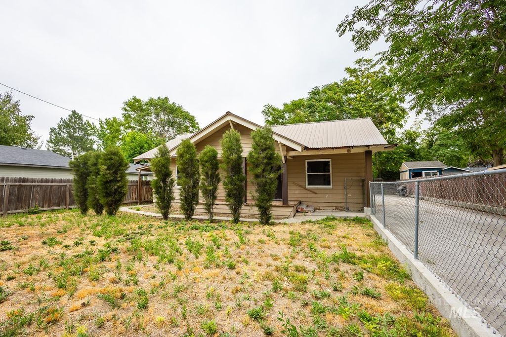 Photo of 1216 N Indiana Avenue, Caldwell, ID 83605 (MLS # 98959658)