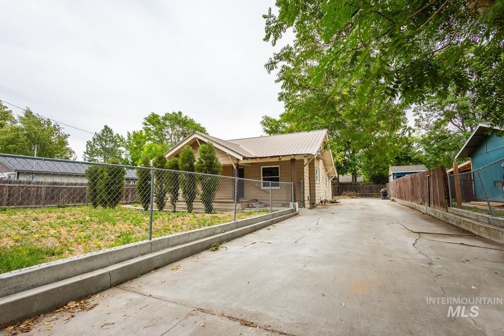 Photo of 1216 N Indiana Avenue, Caldwell, ID 83605 (MLS # 98959658)