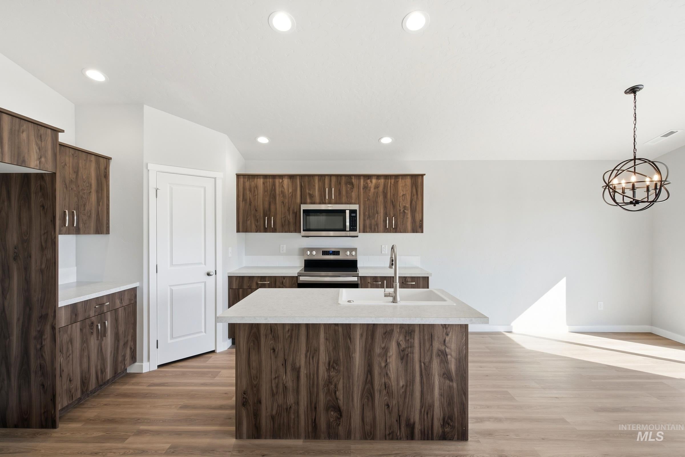 4468 S Amsterdam Ave