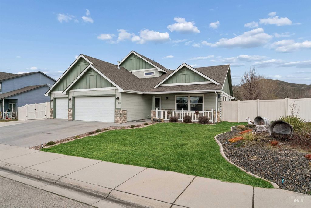 Photo of 1108 E Royalty Ave, Emmett, ID 83617 (MLS # 98977814)