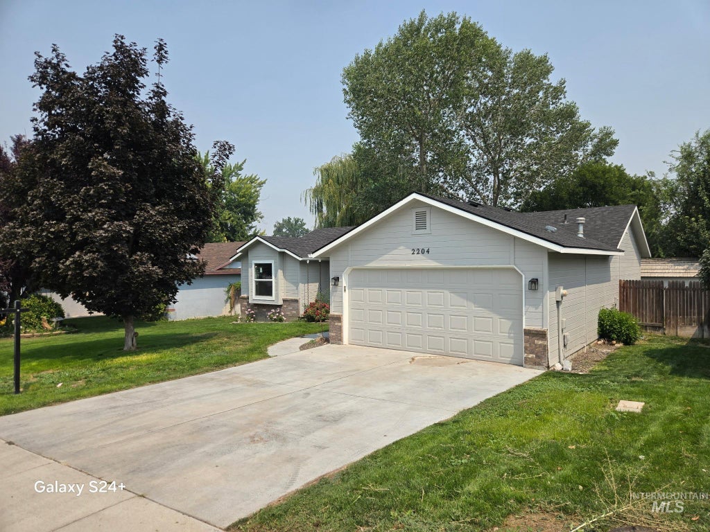 Photo of 2204 S Ivy Street, Nampa, ID 83686 (MLS # 98996840)