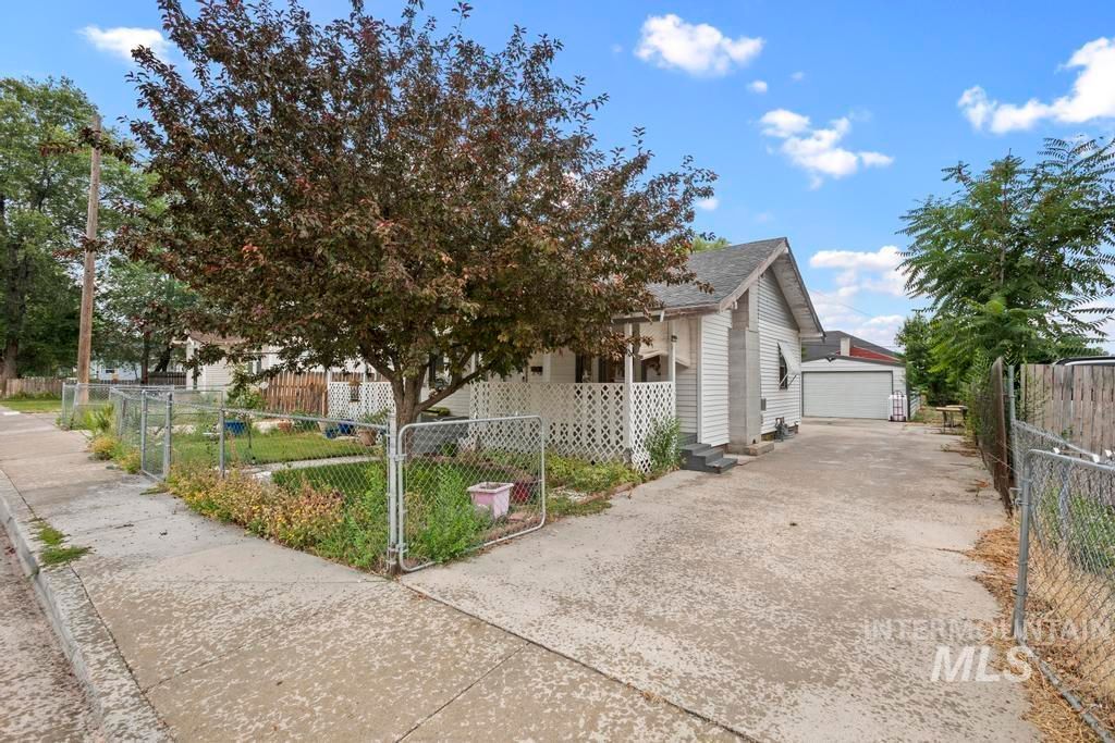 Photo of 1107 Rosenlof Ave, Nampa, ID 83687 (MLS # 98995139)