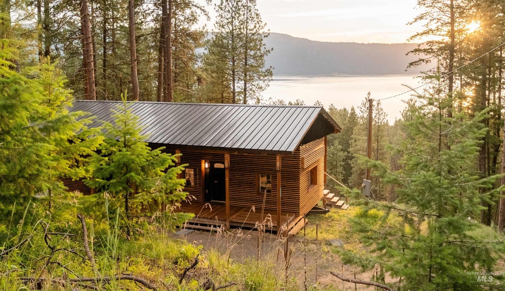 Photo of 1309 Laurel Drive, Cascade, ID 83611 (MLS # 98992299)