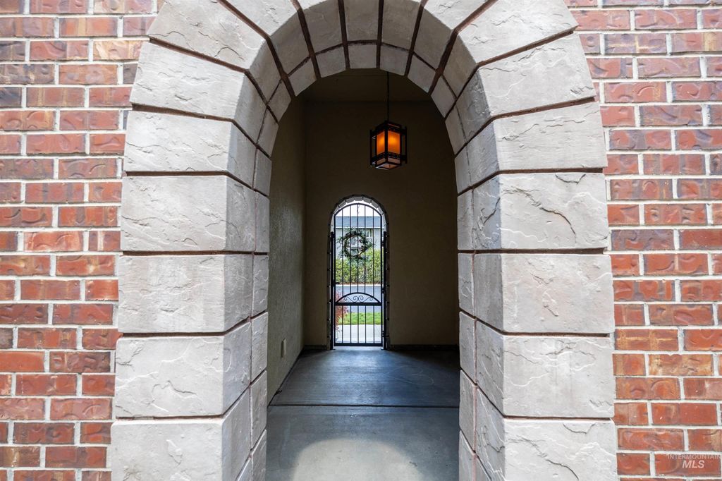 Photo of 253 E Wexford Ln, Eagle, ID 83616 (MLS # 98982598)