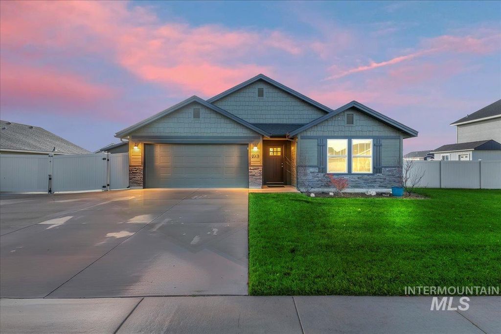Photo of 625 SW Inby St, Mountain Home, ID 83647 (MLS # 98967918)