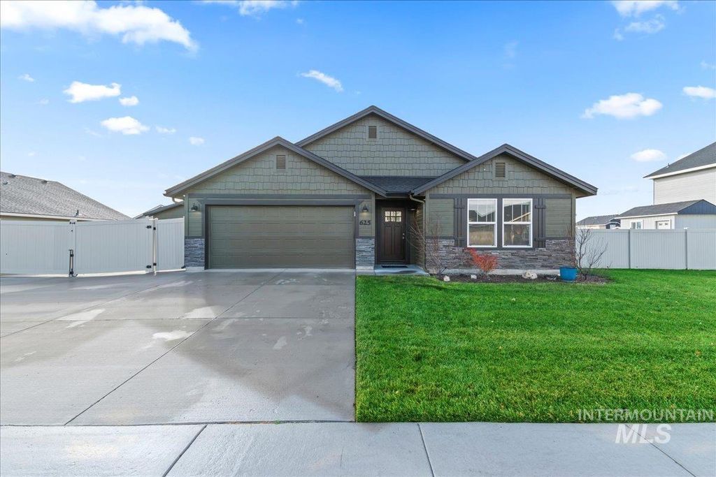 Photo of 625 SW Inby St, Mountain Home, ID 83647 (MLS # 98967918)