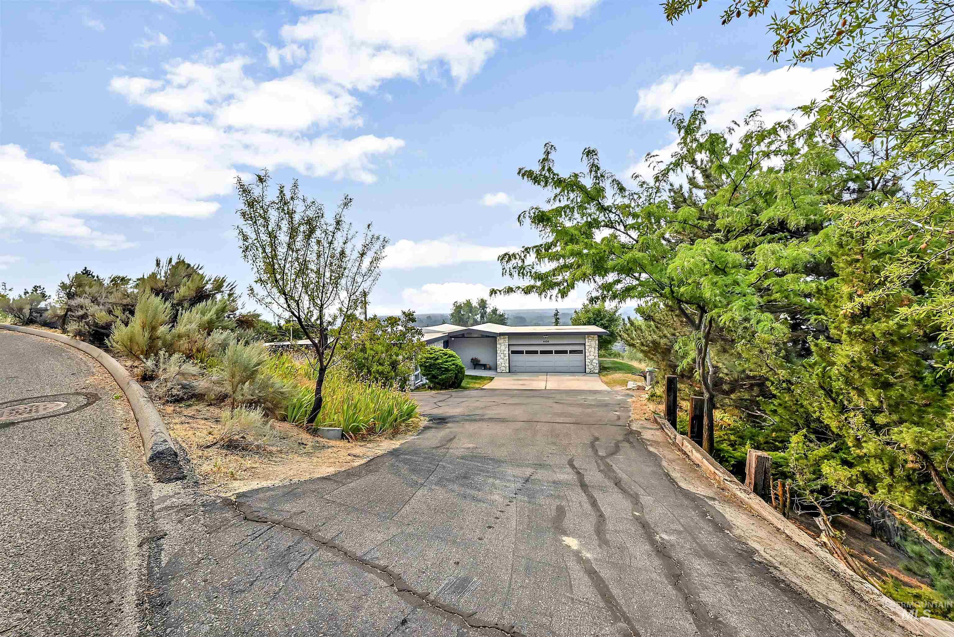 View of front of house with driveway