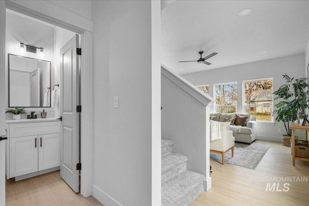 Photo of 218 W Roosevelt Ave, Nampa, ID 83686 (MLS # 98975134)