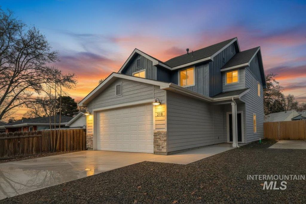 Photo of 218 W Roosevelt Ave, Nampa, ID 83686 (MLS # 98975134)