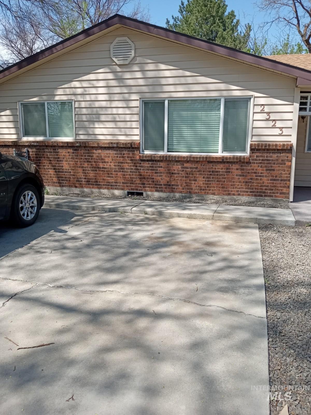 2323 Hillcrest