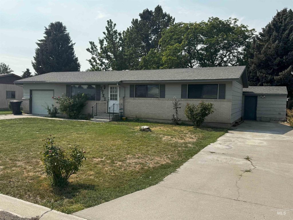 Photo of 1711 California St, Gooding, ID 83330 (MLS # 98961013)