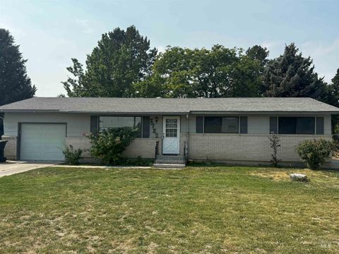 Photo of 1711 California St, Gooding, ID 83330 (MLS # 98961013)