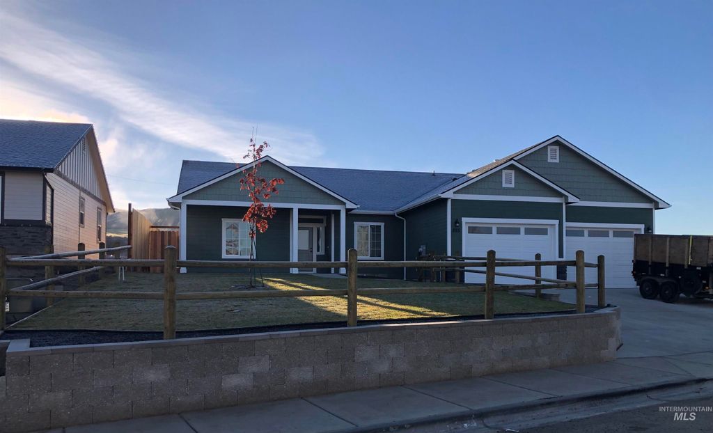 Photo of 885 S Iowa Ave, Payette, ID 83661 (MLS # 98967868)