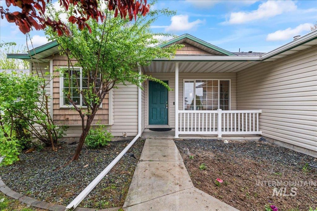 Photo of 1808 Cambridge St, Caldwell, ID 83607 (MLS # 98982308)