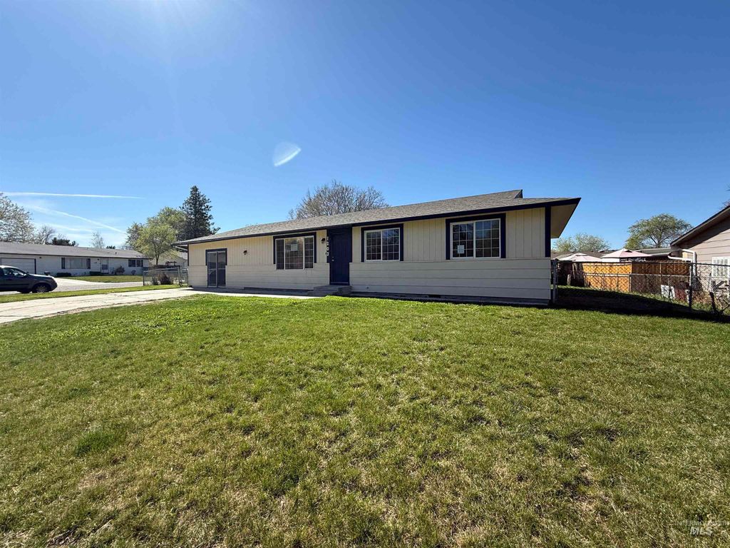 Photo of 1203 Sweetwood Cir, Nampa, ID 83651 (MLS # 98980788)