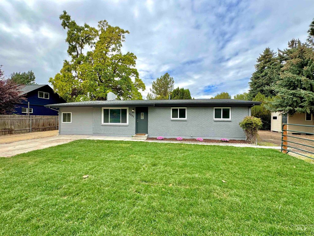 Photo of 5227 N Eugene St, Boise, ID 83703 (MLS # 98963898)