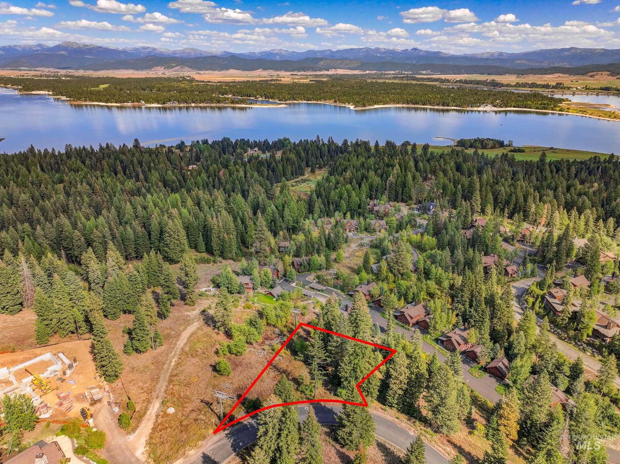 Aerial view of property's location featuring property boundaries highlighted and a water and mountain view