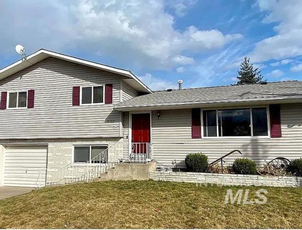 Photo of 2113 Schaefer Drive, Clarkston, WA 99403 (MLS # 98988432)