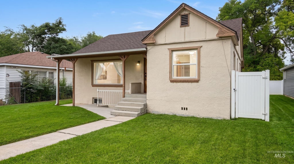 Photo of 611 16th Ave North Ave, Nampa, ID 83687 (MLS # 98992134)