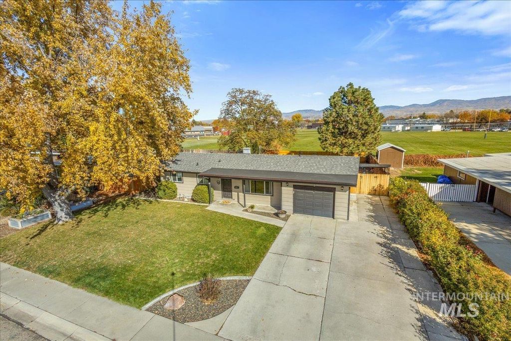Photo of 7710 W Wesley Dr, Boise, ID 83704 (MLS # 98966429)