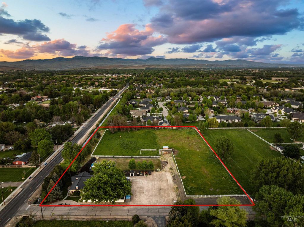 Photo of 1200 N Beverly Dr, Eagle, ID 83616 (MLS # 98985630)