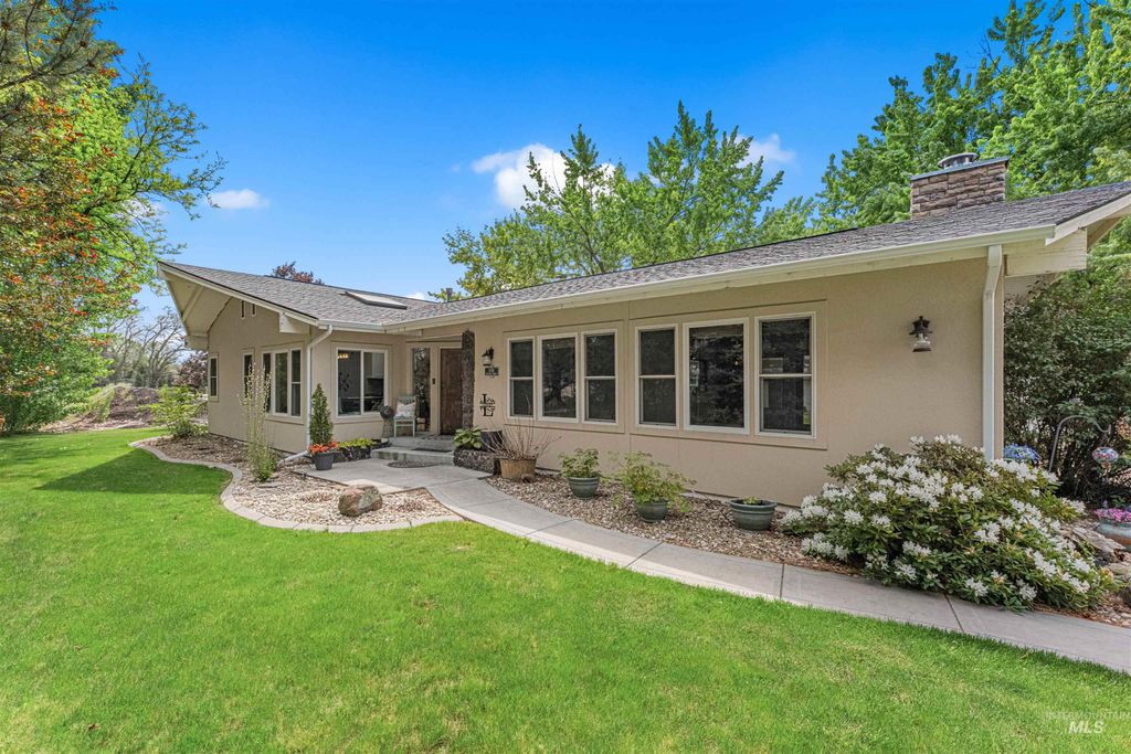 Photo of 1200 N Beverly Dr, Eagle, ID 83616 (MLS # 98985630)