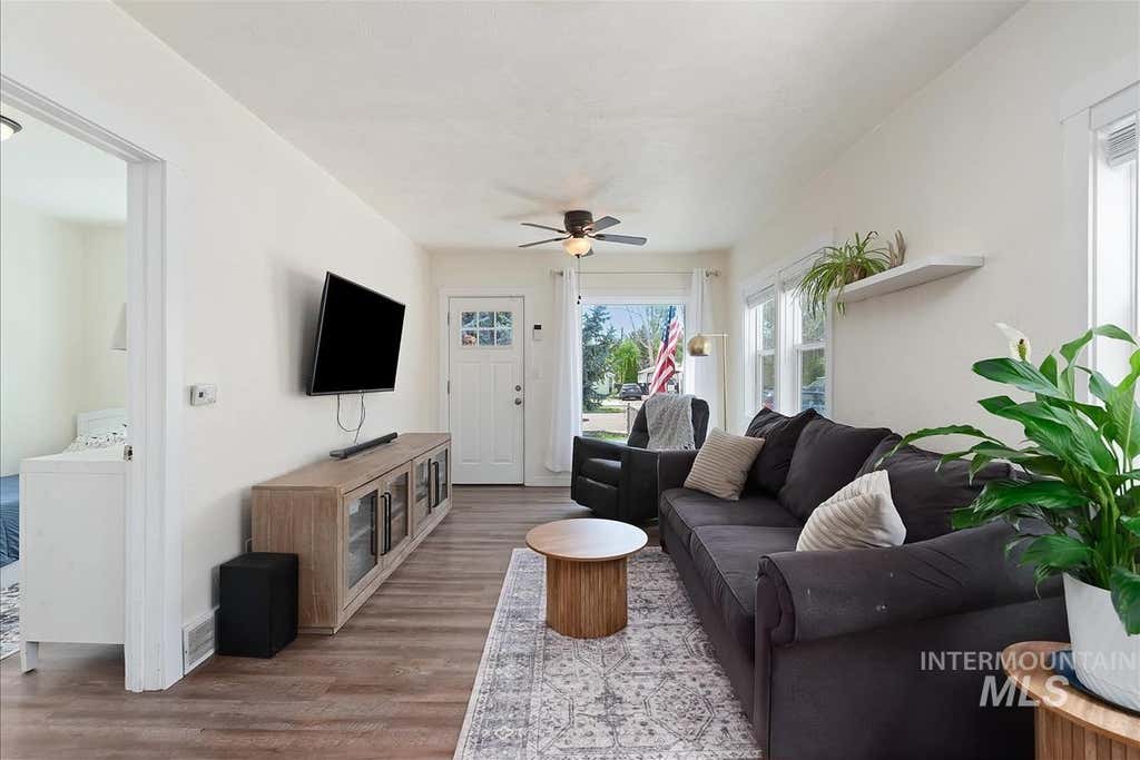 Photo of 120 S Nectarine St, Nampa, ID 83686 (MLS # 98991801)