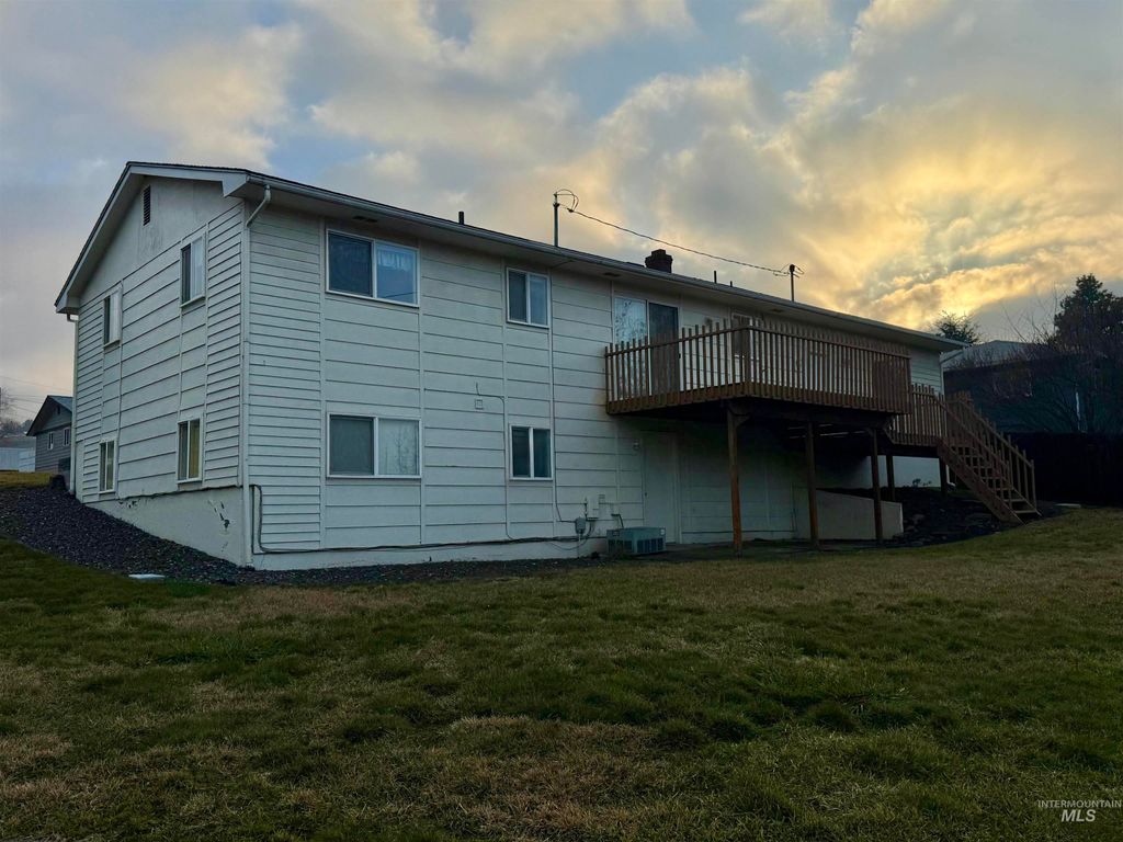 Photo of 711 Mayfair Ct, Lewiston, ID 83501 (MLS # 98960202)