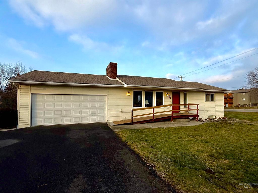 Photo of 711 Mayfair Ct, Lewiston, ID 83501 (MLS # 98960202)