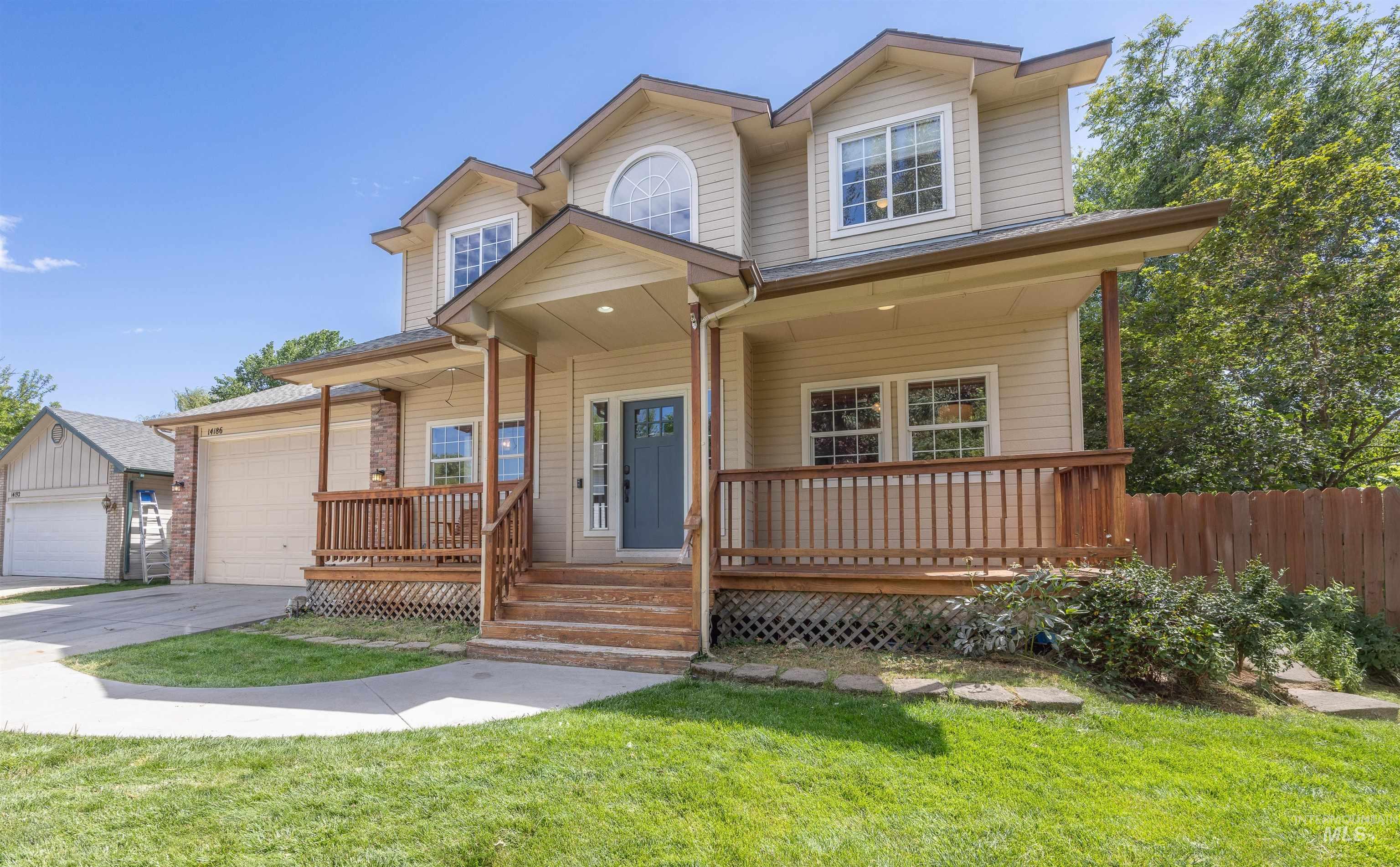 View of front of home with covered porch and driveway