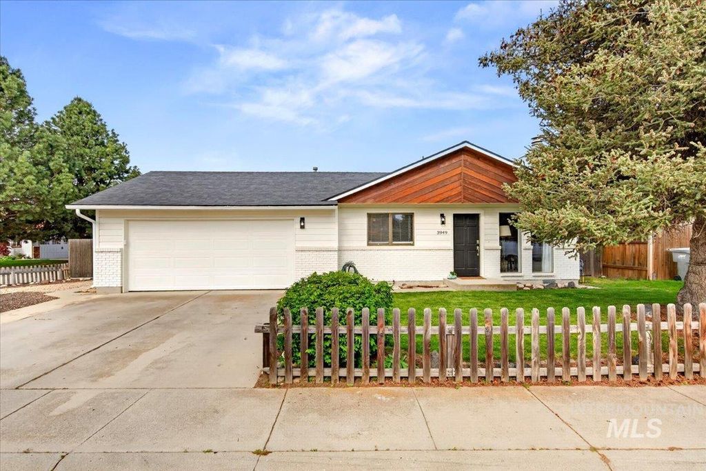 Photo of 3949 S Northbridge Way, Boise, ID 83706 (MLS # 98984718)