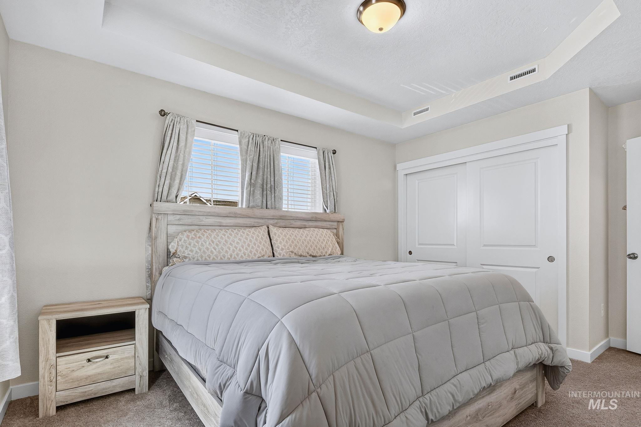 Recessed tray ceiling with central light fixture