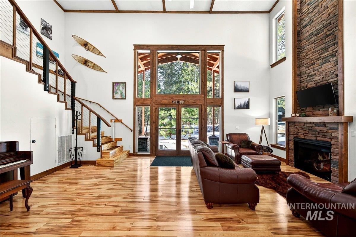 Stately windows - great natural light!