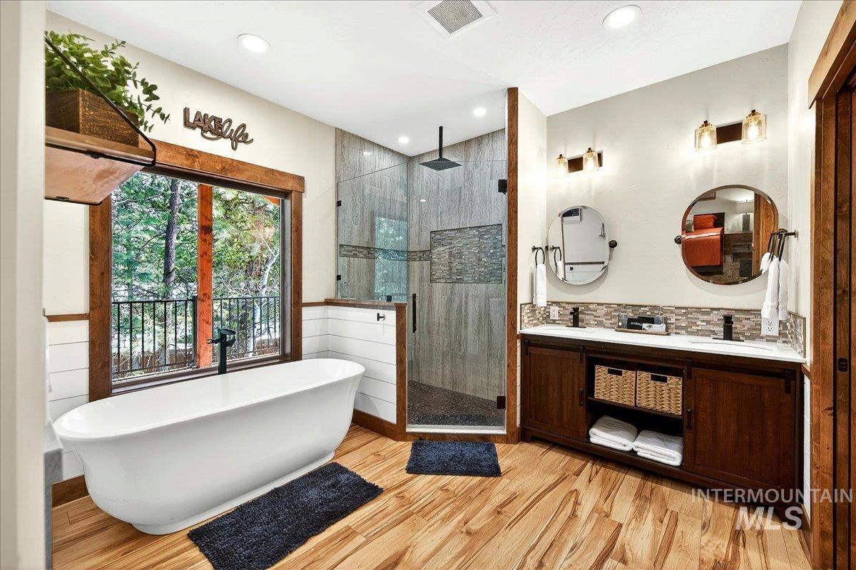 Double vanity, quartz counter top